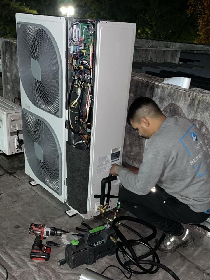 Técnico de BAYAC Refrigeración instalando un equipo inverter exterior con bomba de vacío